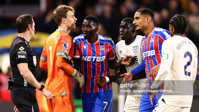 Isma�la Sarr complains to the ref after Palace have a goal ruled out