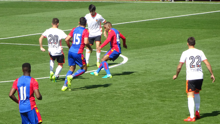 Puncheon and Jedinak get stuck in while Zaha looks on