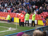 Steve Thomson takes a corner kick