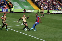 Jason Puncheon try to get the ball.