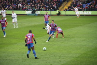 Martin Kelly pass the ball to Yannick Bolasie