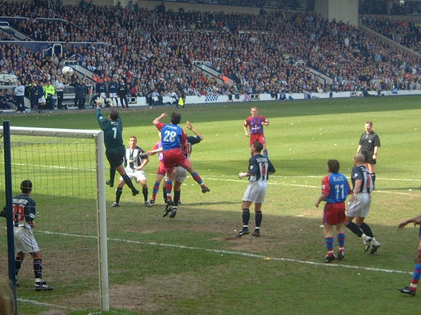 Tony Popovic attempts to get his head on the ball from a corner.