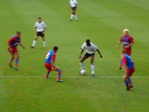 Palace close down a Fulham attack