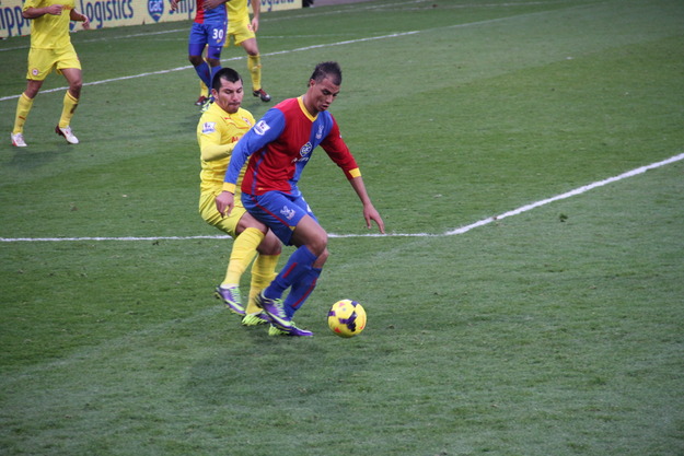 Chamakh protects the ball from Medel.
