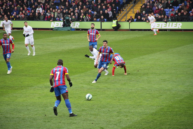Martin Kelly pass the ball to Yannick Bolasie