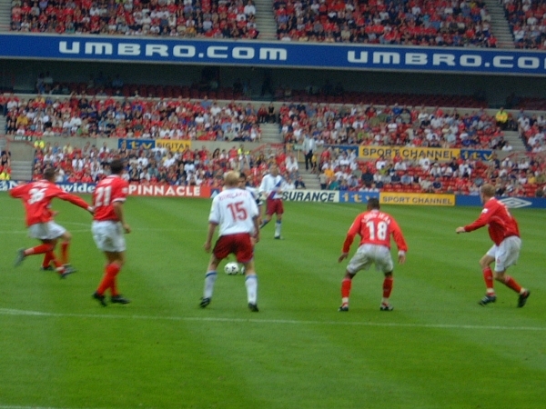 Dougie Freedman bears down on goal while the Forest defence stand and stare