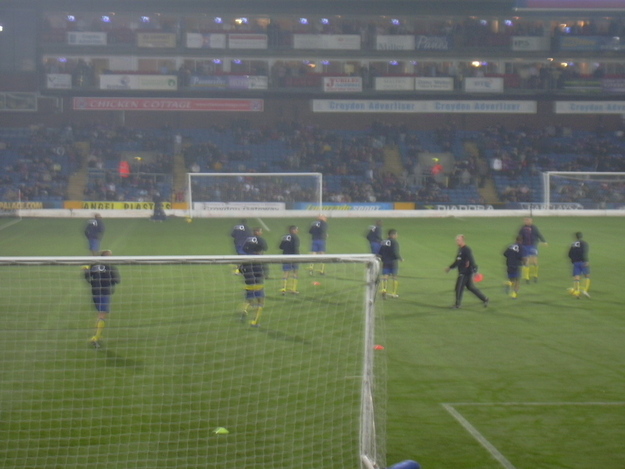 Arsenal lads come out to warm up