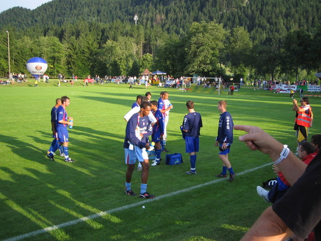 Shaka Hislop puts his gloves on at half-time