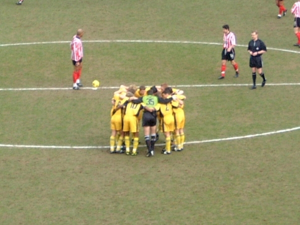 The players form a huddle before the start of the game