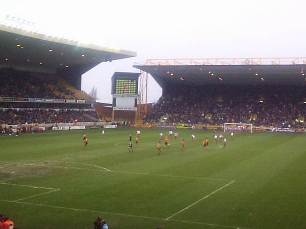 Players swap ends to begin the match